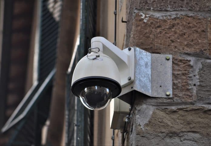 ▲건물 외벽에 CCTV가 설치되어 있다 / 사진 = 픽사베이