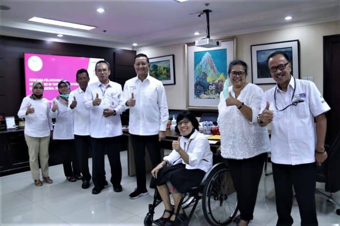 인도네시아 복지부 관계자들이 '장애위원회' 설립 관련 기념 촬영을 하고 있다