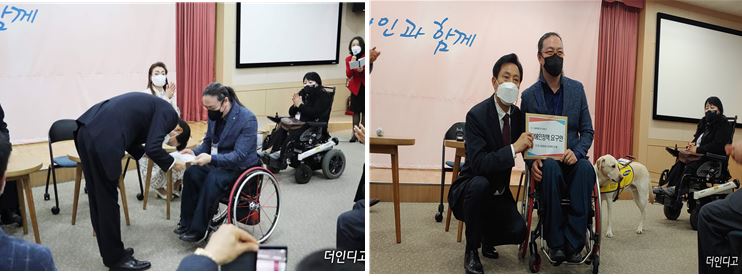   ▲간담회가 끝나고 38개의 공약이 담긴 정책 건의서를 한국장애인무용협회 김용우 대표(사진 오른쪽)이 오세훈 후보(사진 왼쪽)에게 전달하고 있다.  ⓒ더인디고