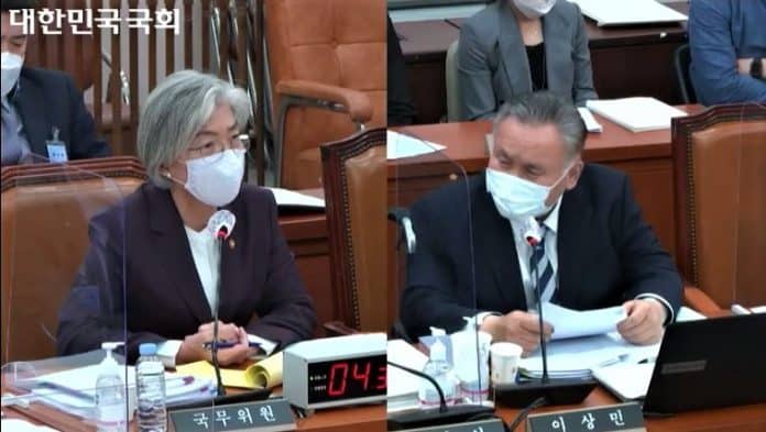지난 10월 7일 외교부 국정감사에서 이상민 의원(사진 오른쪽)이 강경화 장관(사진 왼쪽)에게 유엔장애인권리협약에 관해 질의하는 장면