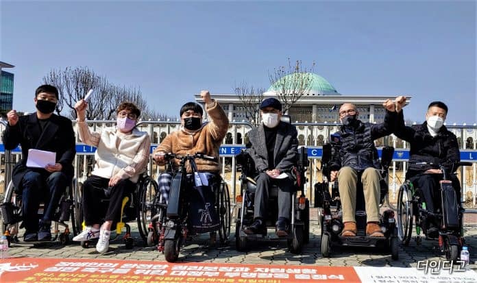 한국장애인자립생활센터총연합회 자립생활권리보장위원회는 5일 국회 앞에서 ‘장애인의 완전한 권리보장과 자립생활 실현 촉구를 위한 대정부 투쟁활동’ 출정식을 가졌다./사진=더인디고