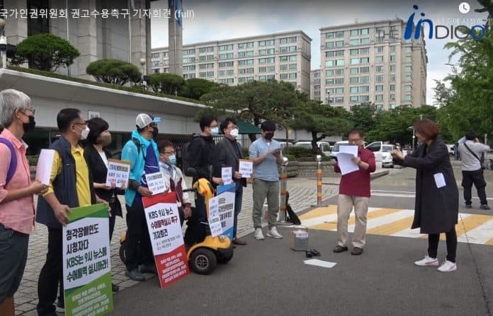 장애의 벽을 허무는 사람들 등 인권단체들은 지난 6월 2일 KBS 앞에서 9시 뉴스에 수어통역 실시를 촉구하는 기자회견을 열었다.
