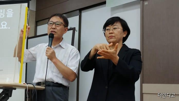 7월 27일 열린 토론회에서 장애벽허물기 김철환 활동가가 발언하는 가운데 수어통역사가 수어 통역을 하고 있다.