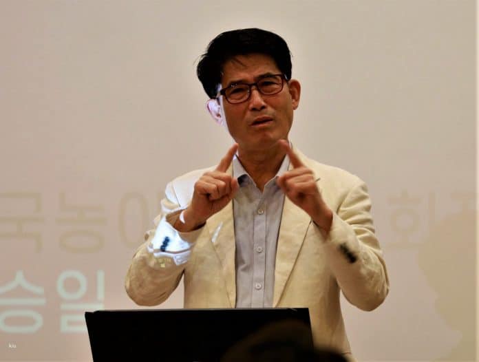 한국수어의 날 공청회에서 변승일 한국농아인협회장이 수어로 발언하고 있는 모습