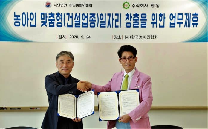 (사진 왼쪽부터) 협약을 체결하고 악수하는 이동목 주식회사 한농 대표이사와 변승일 사단법인 한국농아인협회 회장