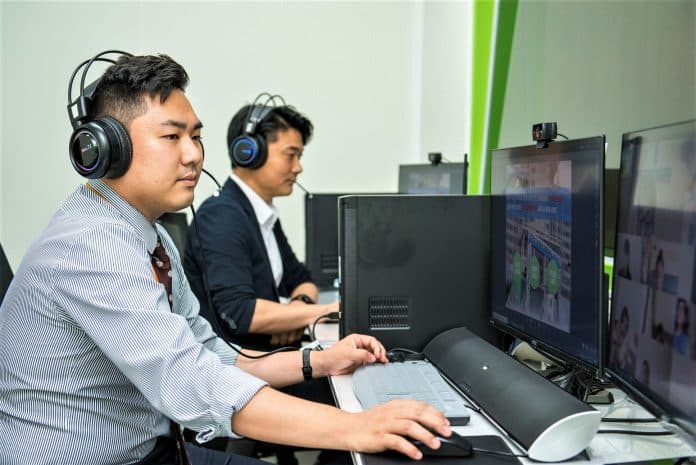 한국장애인고용공단이 포스트 코로나 시대에 대비하기 위해 구축한 비대면 화상 교육 시스템인 ‘EDI 스튜디오’에서 교육 담당자가 온라인 교육을 진행하고 있다.