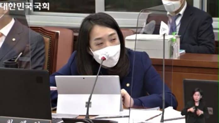 13일 더불어민주당 최혜영 의원이 국감에서 식품의약품안전처장에게 질의하고 있다