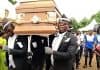 관을 어깨에 짊어진 채 경쾌한 춤을 추는 Coffin Dance라는 서아프리카 전통적인 장례 모습