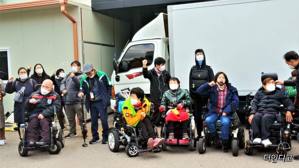 전국장애인차별철폐연대는 9일 서울시 광진구에 위치한 정립전자 앞에서 불법사업에 따른 장애인 정리해고 진상조사 및 한국소아마비협회 관련 이사의 책임을 촉구하는 기자회견을 열었다