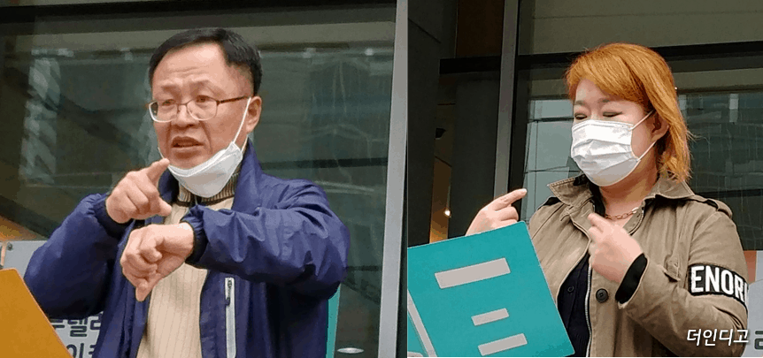 6일 청각장애인 윤정기 씨(좌)와 이미경 씨(우)가 한국영화 자막상영 의무화를 요구하는 차별 진정 기자회견에서 발언하고 있다