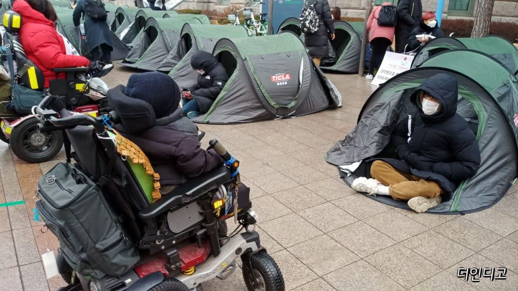 장애인단체 관계자들이 1인용 텐트 45개를 시청 앞에 펼쳤다./사진=더인디고