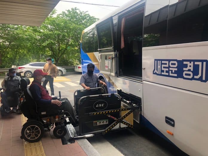 휠체어 탑재가 가능한 경기여행누림버스/사진=경기도