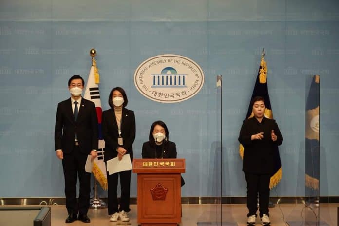 최혜영 의원, 장혜영 의원, 장경태 의원이 탈시설지원법 발의 기자회견을 하고 있다