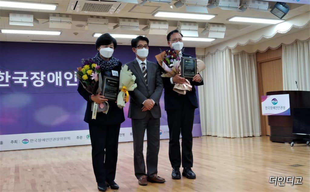 국회의정부문에 선정된 더불어민주당 남인순 의원(왼쪽)과 국민의힘 이명수 의원(오른쪽)이 한국농아인협회 변승일 회장(가운데)과 기념 사진을 찍고 있다