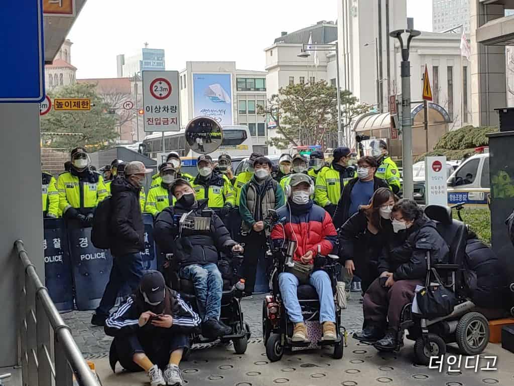 지하 주차장 입구를 막은 활동가들과 경찰이 대치 중이다./사진=더인디고 조국 학생기자