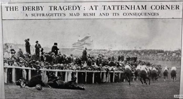 The derby tragedy: at tattenham corner A Suffragette's mad rush and its consequences 더비 비극: 토트넘 코너 서프러제트의 무모한 돌격과 그 결과/ 서프러제트의 한 회원이 영국 국왕이 참가하는 경마대회에서 여성에서 투표권을 달라며 달리는 말에 몸을 던진 장면