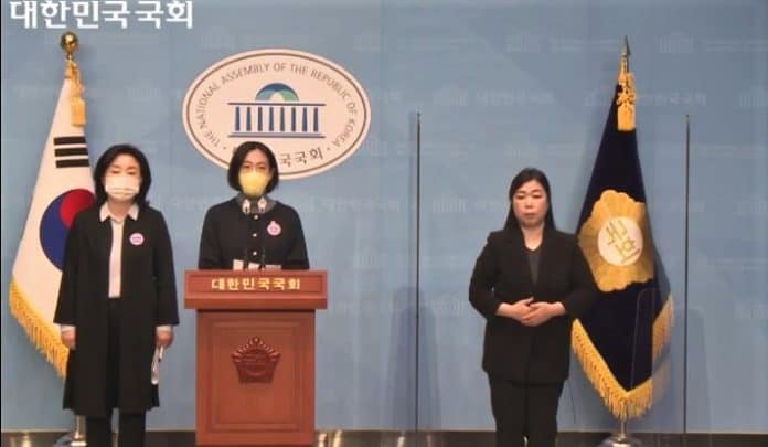 4월 20일 장애인의날에 정의당 장혜영 의원이 심상정 의원과 공동으로 지원주택 제도화를 위한 법안 발의 기자회견을 가졌다./사진=국회 기자회견 화면 캡처