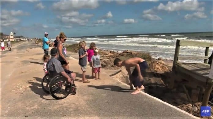 ▲지난 2016년 한 휠체어 사용자가 허리케인 매튜로 도로가 파괴된 플로리다주 플래글러 비치 도로를 바라보고 있다 /사진=APF뉴스 영상 캡처