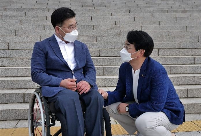 ▲박용진 후보(사진 오른쪽)와 안진환 더불어민주당 서울시장애인위원장과 이야기를 나누고 있다. 사진=박용진 후보 캠프