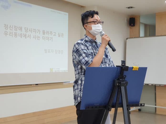 ▲장영준 씨가 6일 지역생활도전 수기발표회를 하고 있다./사진=서울장애인자립생활센터