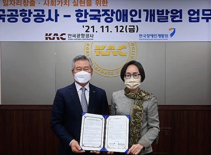 ▲한국장애인개발원과 한국공항공사는 12일 장애인일자리 창출을 위한 업무협약을 맺었다. /사진=한국장애인개발원