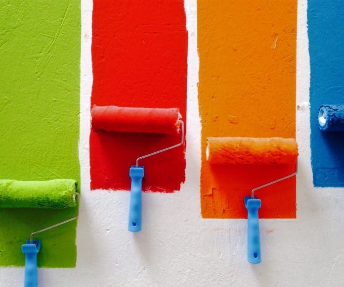 ▲페인트롤러로 벽에 그린, 레드, 오렌지, 블루 4가지 색을 칠하고 있다. /사진=언스플래쉬