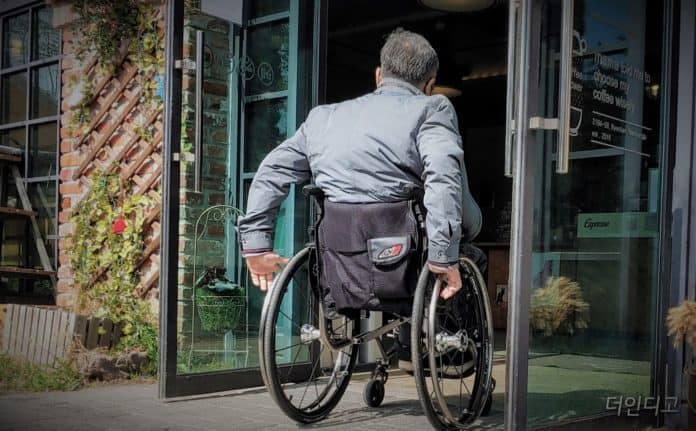 ▲휠체어 사용 장애인이 식당을 들어서고 있다. Ⓒ더인디고
