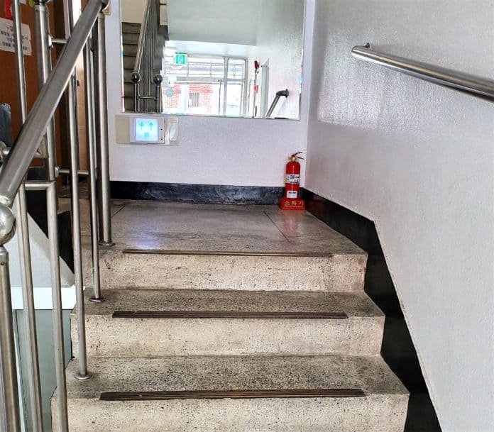 ▲대구 지역 한 행정복지센터 내 계단, 사진=이민호 집필위원