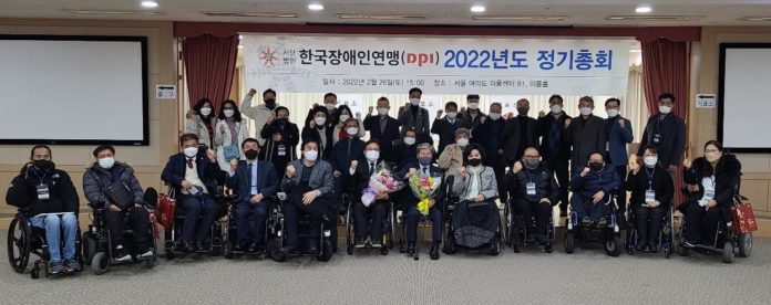 ▲12대 한국장애인연맹 회장에 이영석씨가 선출 된후 기념활영을 하고 있다. 사진=한국장애인연맹