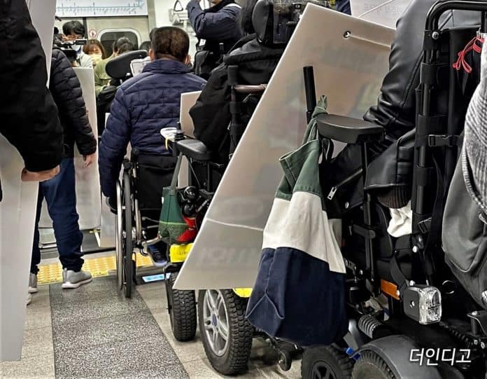 ▲(전동)휠체어 사용 장애인들이 이동권 투쟁을 위해 ‘출근길 지하철 탑니다’ 시위를 위해 지하철을 타고 있다. ©더인디고