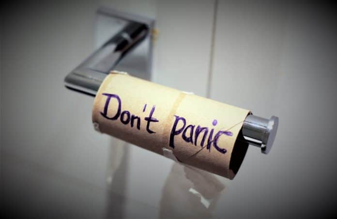 ▲화장실에 휴지가 떨어졌지만, 당황하지 말라(don’t panic)는 문구가 쓰여 있다. /사진=언스플래쉬