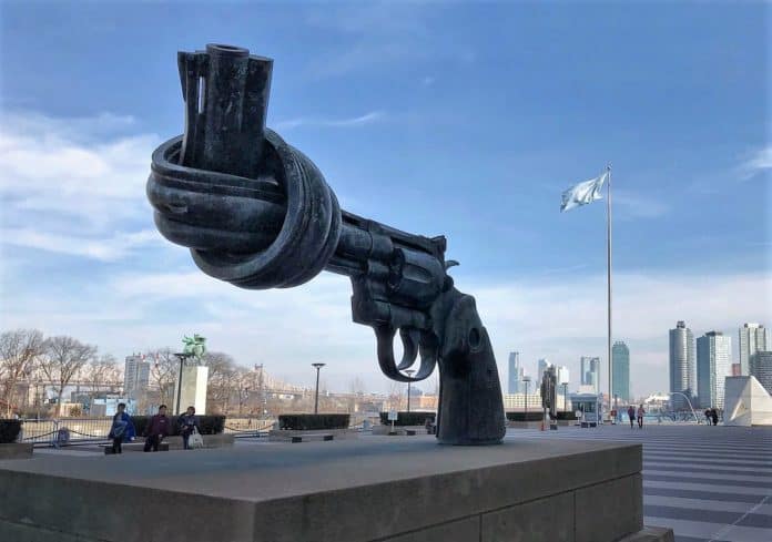 ▲뉴욕의 유엔본부 건물 앞에 있는 분쟁 없는 세계를 상징하는 조형물 ‘매듭 묶은 총’. /사진=UN 페이스북