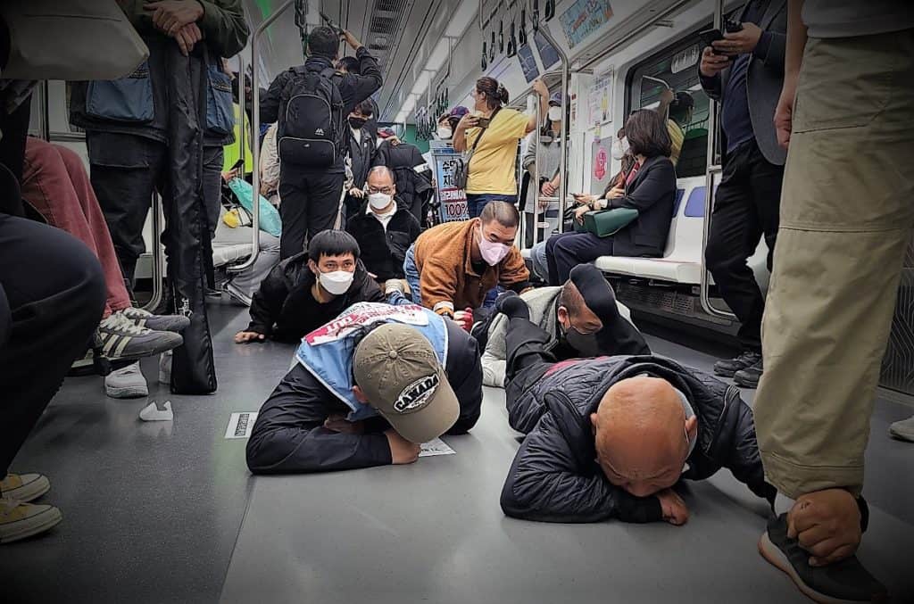 ▲지하철 2호선에서도 장애인활동가들이 휠체어에서 내려 출근길 지하철 시위를 전개했다. /사진=전장연