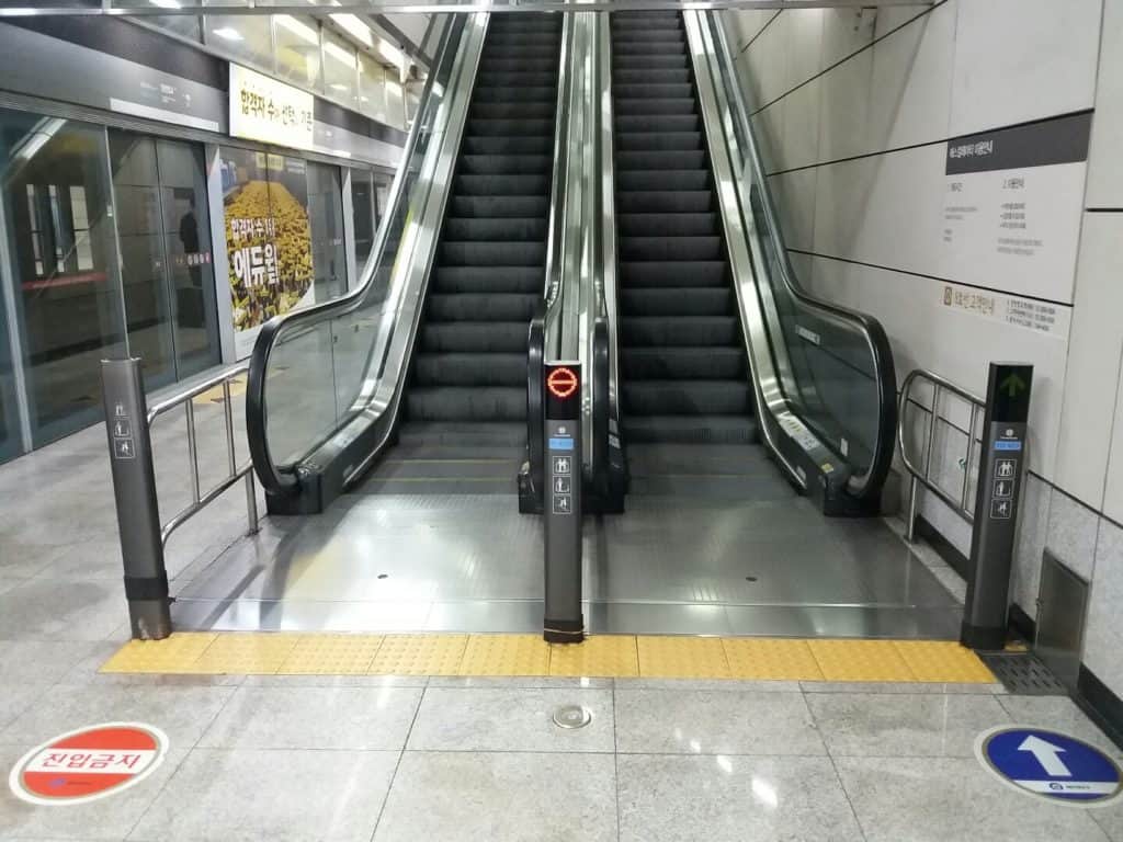 ▲양천향교역 에스컬레이터는 계단의 폭이 100cm로 엘리베이터 입구보다 훨씬 넓었다./사진=김훈배 정책위원
