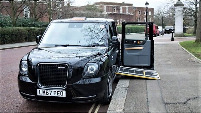 ▲영국의 장애인 탑승 가능한 블랙캡 택시. /사진=영국 맨체스터 택시서비스 홈페이지