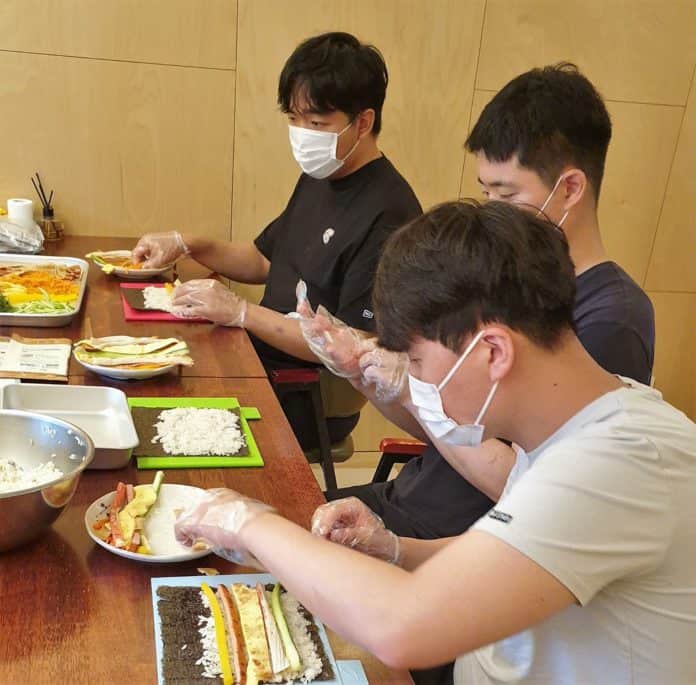 ▲사단법인 지니_사회교실 요리실습 장면. 발달장애인 이용자들이 김밥을 만들고 있다. /사진=지니