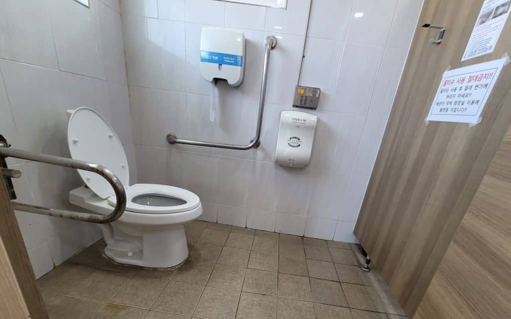 ▲제비전시관 앞 장애인 화장실 ⓒ전윤선
