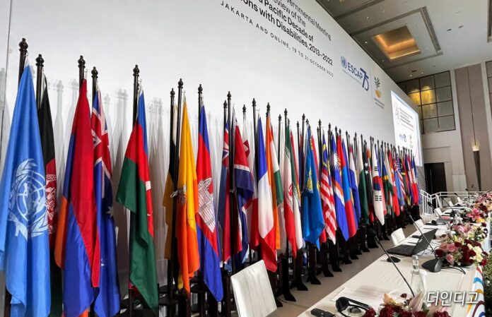 ▲유엔 에스캅 최종평가회의 회의장 무대에 진열된 회원국 국기들 ⓒ더인디고