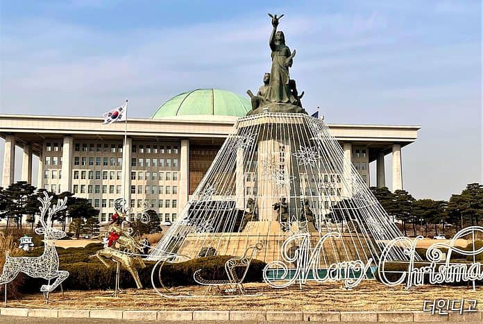 ▲크리스마스 장식물 설치된 국회의사당 앞 평화와 번영의 탑 ©더인디고