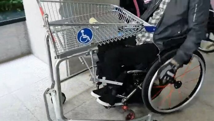 ▲대형마트에 설치된 장애인용 쇼핑카트 /사진=유튜브 캡처