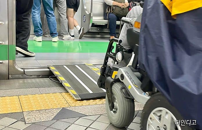 ▲전동휠체어를 탄 장애인이 이동식 안전발판으로 지하철을 타려고 하고 있다. ©더인디고