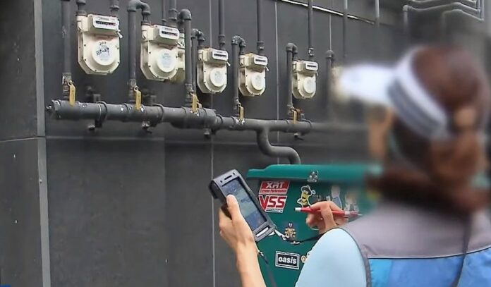 ▲도시가스 계량기 점검하는 장면(사진=유튜브 캡처)