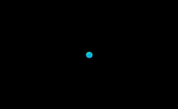▲시커먼 우주 공간 중심에 아주 작은 푸른 지구가 떠있다. ©이민호