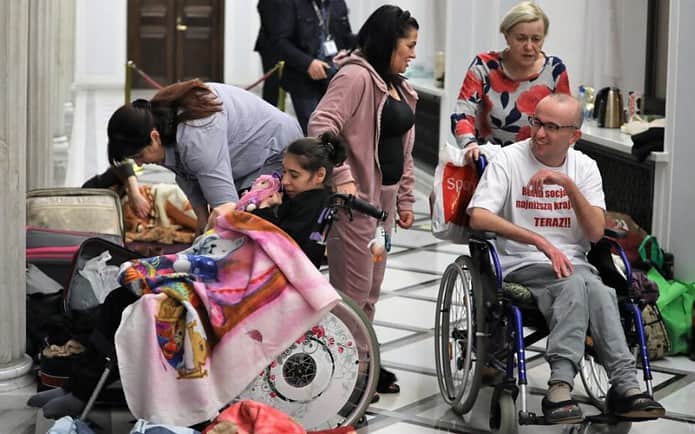 국회 점거한 폴란드 장애당사자들과 가족들, ‘우리도 먹고 살자!’
