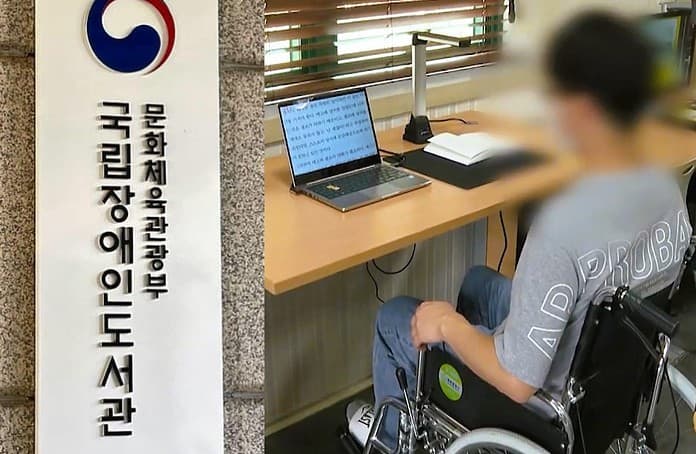 ▲공공도서관에 설치된 장애인좌석을 이용하는 휠체어 사용 장애인. 사진=더인디고 편집