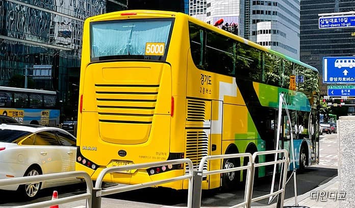 ▲경기도 2층 버스가 서울의 한 정류장을 지나고 있다. ⓒ더인디고