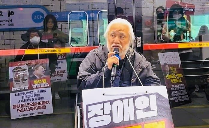 ▲박경석 대표가 25일 오전, 서울 지하철 4호선 혜화역 승강장에서 발언하고 있다. /사진=전장연 페이스북 라이브