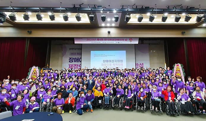 ▲한국여성장애인연합은 4월 17, 18일 양일간 충북 제천 청풍리조트에서 제22회 한국여성장애인대회를 개최했다. 사진은 전체 참가 회원들의 기념 촬영 장면이다. ⓒ한국여성장애인연합