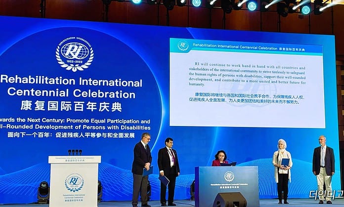 ▲21일 중국 북경 컨벤션센터에서 열린 RI 100주년 기념행사에서 장하이디 RI 회장(사진 가운데)과 대륙별 임원들이 ‘베이징 선언’을 발표하고 있다. ©더인디고