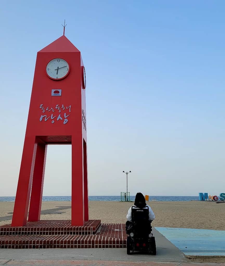 ▲망상해변 빨간 시계탑 ⓒ전윤선